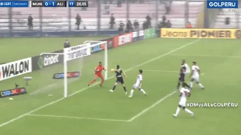 Pablo Lavandeira define de pecho para el 1-0 de Alianza Lima vs. Deportivo Municipal