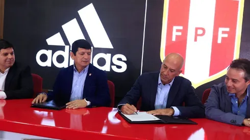La firma del contrato entre la FPF y los directivos de adidas. Foto: Getty