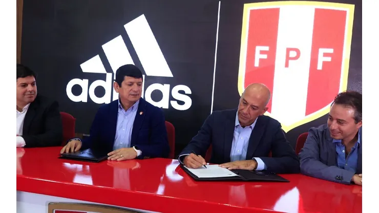 La firma del contrato entre la FPF y los directivos de adidas. Foto: Getty