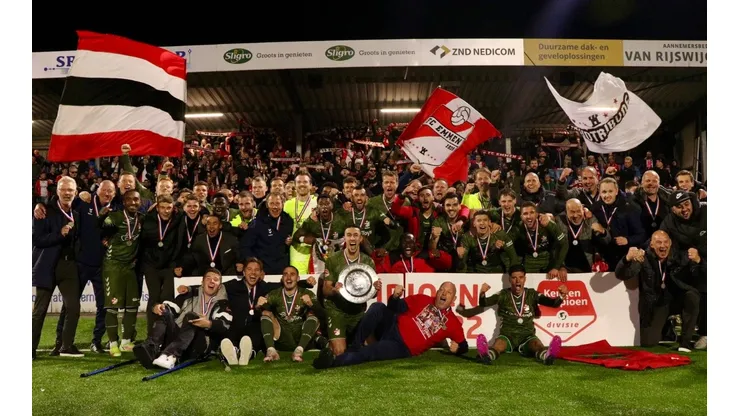 Miguel Araujo logró el título de la Segunda División de Países Bajos con el FC Emmen. Foto: Emmen