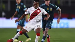 Distribuye. Pedro Aquino en el encuentro de Perú contra Argentina por las Eliminatorias a Qatar 2022. Foto: Getty