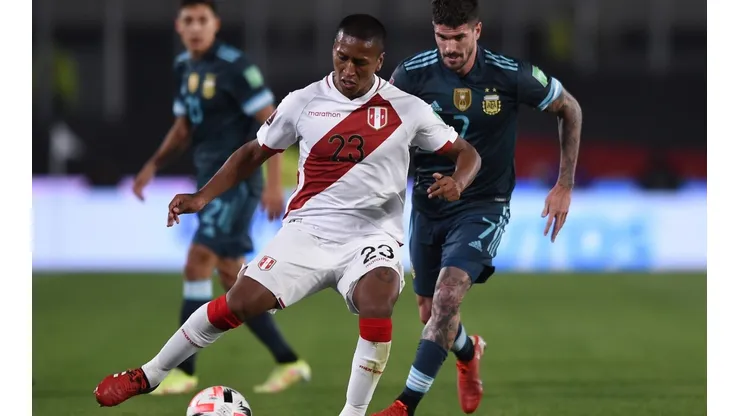 Distribuye. Pedro Aquino en el encuentro de Perú contra Argentina por las Eliminatorias a Qatar 2022. Foto: Getty