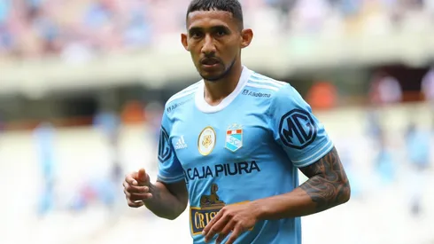 Christofer Gonzales habló sobre el duelo ante Talleres en su llega al aeropuerto Jorge Chávez. Foto: Liga de Fútbol Profesional