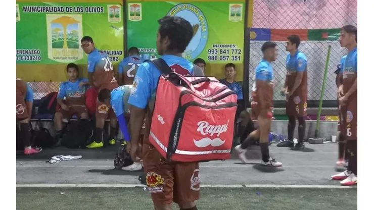 Futbolista de Copa Perú fue captado realizando 'delivery' durante el entretiempo de su partido