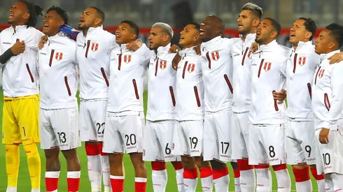 Selección Peruana previo al cotejo ante Paraguay en el estadio Nacional. (Foto: Getty Images)