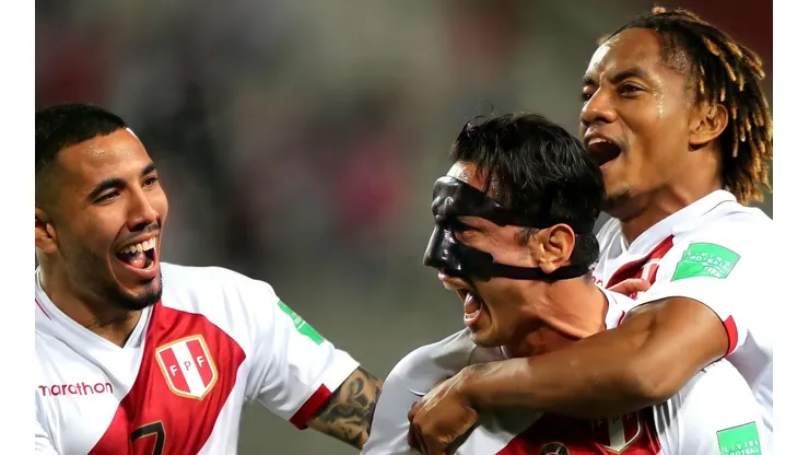 Perú celebrando un tanto durante las Eliminatorias Qatar 2022. (Foto: Getty Images)
