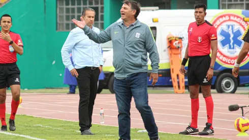 Carlos Bustos molesto por los penales: "A otros equipos les cobran penales con facilidad"