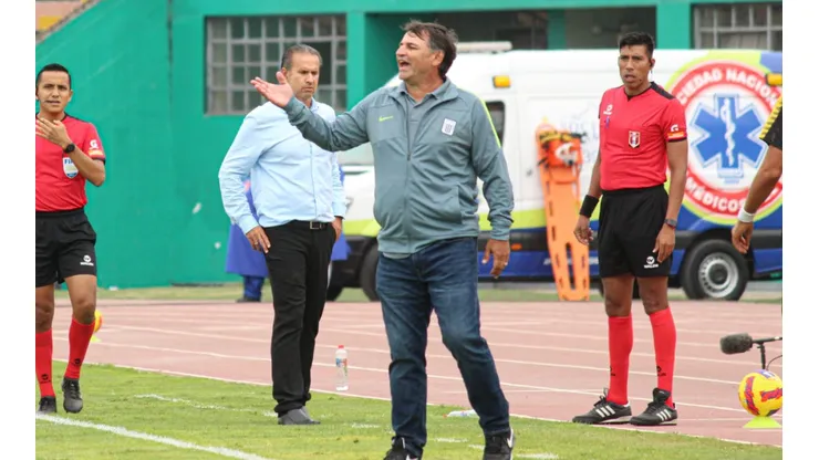 Carlos Bustos molesto por los penales: "A otros equipos les cobran penales con facilidad"