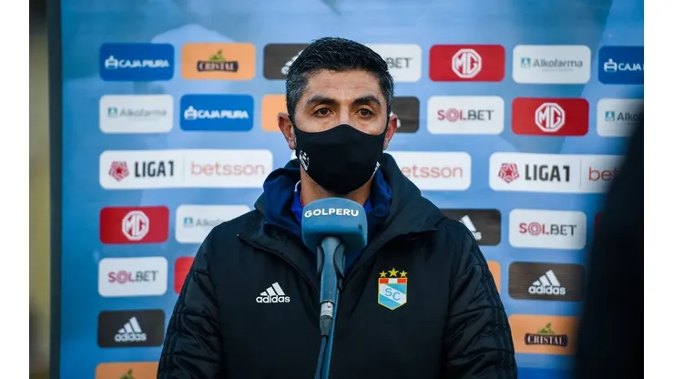 El asistente técnico de Roberto Mosquera, fue el encargado de declarar en conferencia de prensa. Foto: Sporting Cristal
