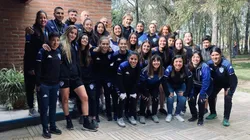 Ricardo Gareca visitó este viernes al plantel femenino de Vélez Sarsfield, donde también dio una charla. Foto: Vélez