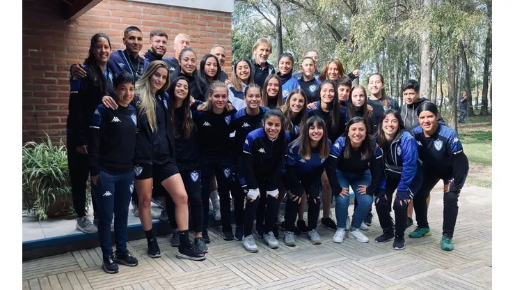 Ricardo Gareca visitó este viernes al plantel femenino de Vélez Sarsfield, donde también dio una charla. Foto: Vélez