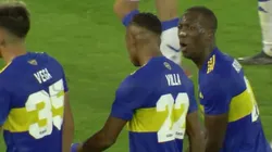 Luis Advíncula tuvo un intercambio de palabras con Villa en el duelo de Boca Juniors vs. Vélez. Foto: Getty
