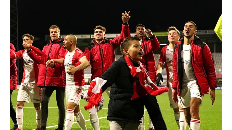 FC Emmen goleó 3-0 al Jong AZ Alkmaar y quedó a un paso del ascenso. Foto: FC Emmen