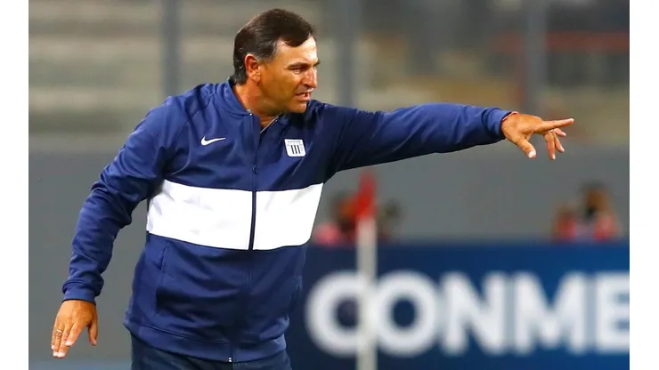 Carlos Bustos, entrenador de Alianza Lima. (Foto: Getty Images)
