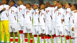 Selección Peruana cantando el himno nacional antes del duelo ante Paraguay. (Foto: Getty Images)