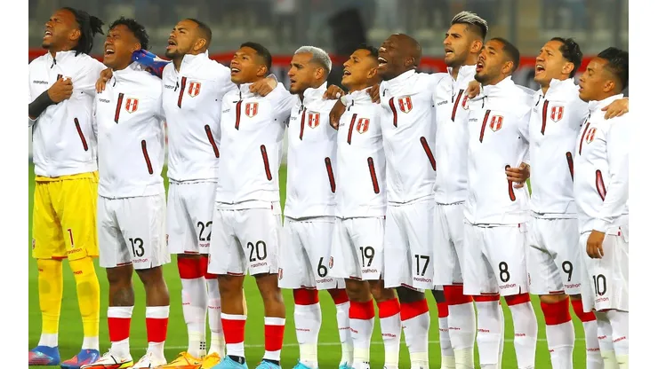 Selección Peruana cantando el himno nacional antes del duelo ante Paraguay. (Foto: Getty Images)