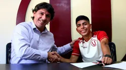 Jean Ferrari y Piero Quispe en el momento de la extensión de su contrato con Universitario. (Foto: Twitter Universitario)