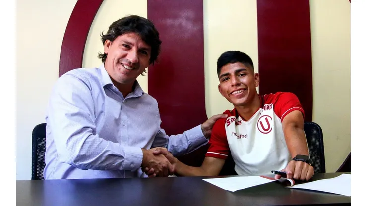 Jean Ferrari y Piero Quispe en el momento de la extensión de su contrato con Universitario. (Foto: Twitter Universitario)