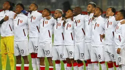 Los jugadores de Perú cantando el himno en la previa del encuentro ante Paraguay. Foto: Getty