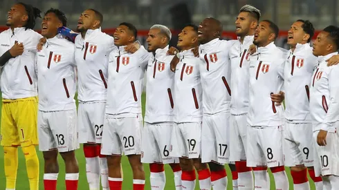 Los jugadores de Perú cantando el himno en la previa del encuentro ante Paraguay. Foto: Getty