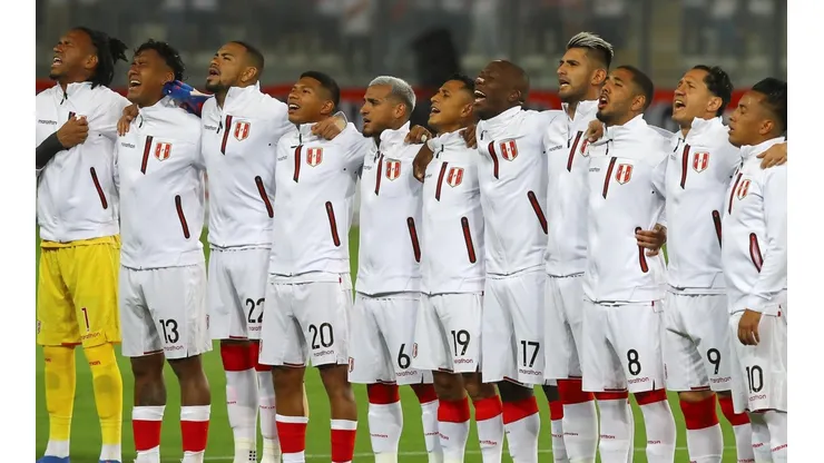 Los jugadores de Perú cantando el himno en la previa del encuentro ante Paraguay. Foto: Getty
