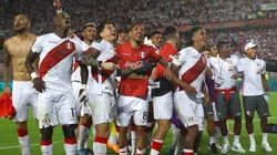 Los jugadores de la Selección Peruana celebran la clasificación al repechaje. Foto: Getty