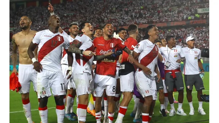 Los jugadores de la Selección Peruana celebran la clasificación al repechaje. Foto: Getty