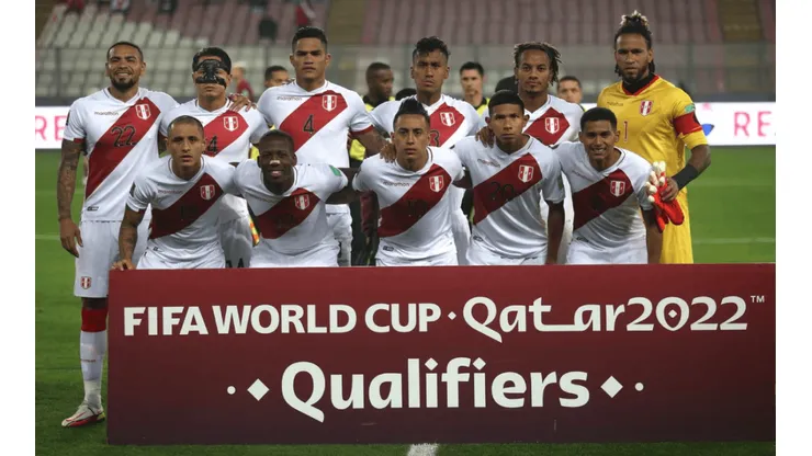 ¿Cuál es el porcentaje de victorias como local de Perú en el formato Eliminatorias Sudamericanas?