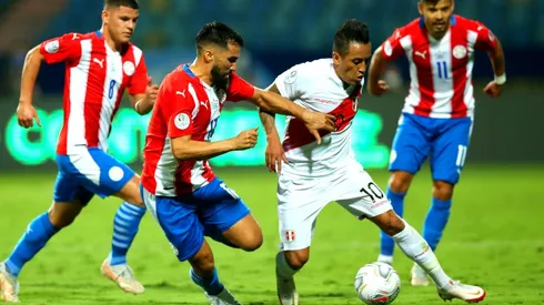 Christian Cueva, volante de Perú ante la marca de paraguayos. (Foto: Getty Images)