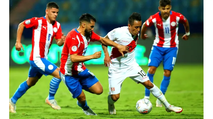 Christian Cueva, volante de Perú ante la marca de paraguayos. (Foto: Getty Images)