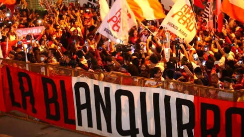 Banderazo de hinchas peruanos previo al duelo ante Uruguay por Eliminatorias. (Foto: Twitter Selección Peruana)