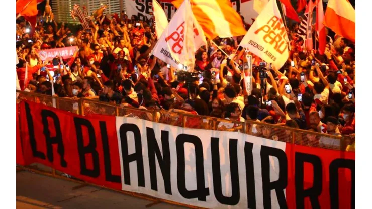 Banderazo de hinchas peruanos previo al duelo ante Uruguay por Eliminatorias. (Foto: Twitter Selección Peruana)