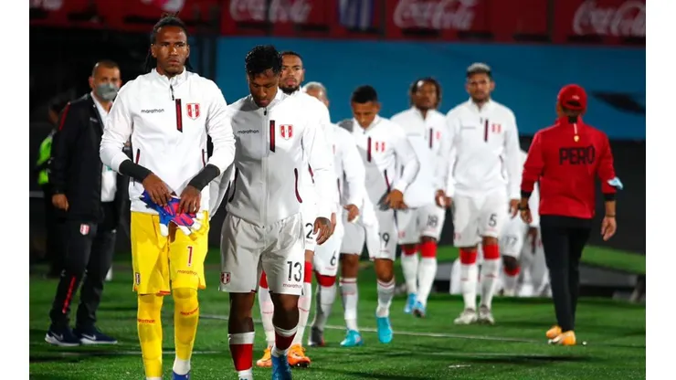 Pedro Gallese en la salida de los equipos al campo de juego. Foto: Selección Peruana