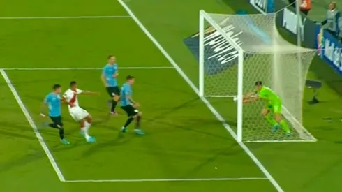 La jugada polémica que dejó la clasificación de Uruguay a Qatar 2022. Foto: GLR