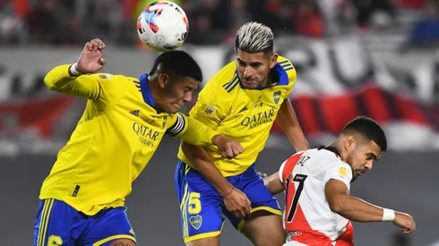 Carlos Zambrano despeja durante el Superclásico de Boca Juniors contra River Plate. Foto: Getty