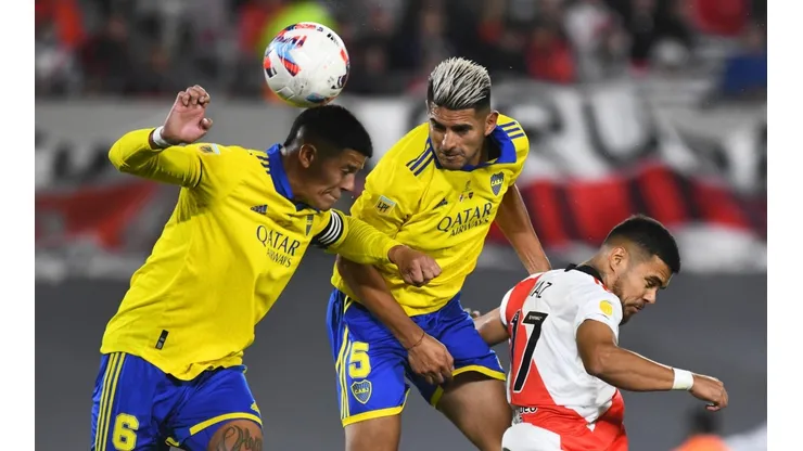Carlos Zambrano despeja durante el Superclásico de Boca Juniors contra River Plate. Foto: Getty
