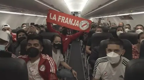 Hinchas de la Selección Peruana viajan a Montevideo para alentar al equipo de Ricardo Gareca. Foto: Ovación