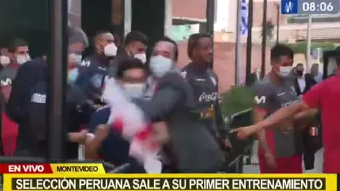 VIDEO │ Niño peruano intentó acercarse a los jugadores y fue reducido por la seguridad