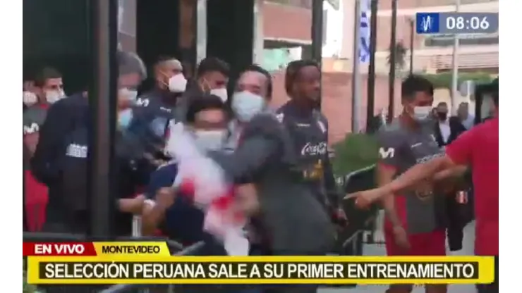 VIDEO │ Niño peruano intentó acercarse a los jugadores y fue reducido por la seguridad