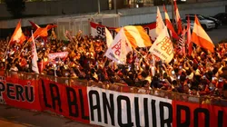 Hinchas de la Selección Peruana realizaron impresionante banderazo previo al Uruguay vs. Perú. Foto: FPF