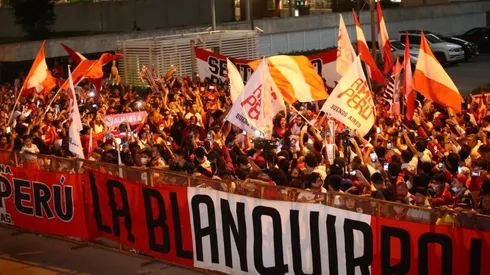 Hinchas de la Selección Peruana realizaron impresionante banderazo previo al Uruguay vs. Perú. Foto: FPF