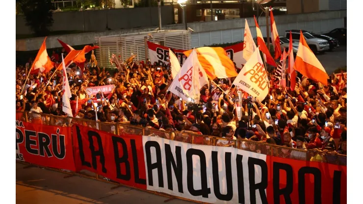 Hinchas de la Selección Peruana realizaron impresionante banderazo previo al Uruguay vs. Perú. Foto: FPF