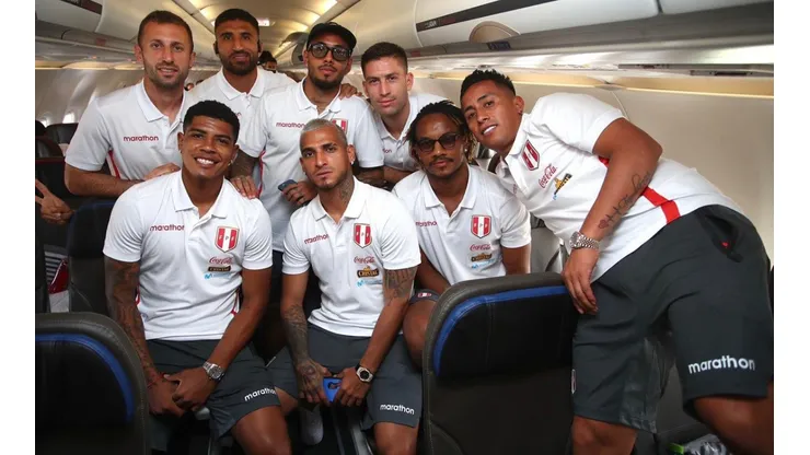 Selección Peruana viajo rumbo a Montevideo para enfrentar a Uruguay este jueves. Foto: FPF