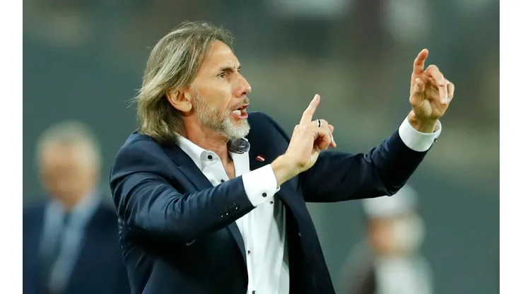 Ricardo Gareca da indicaciones en el pasado Perú-Ecuador por las Eliminatorias. Foto: Getty