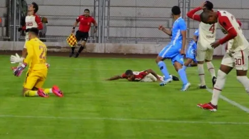 Nelinho Quina marcó un autogol. (Foto: Twitter De Chalaca)