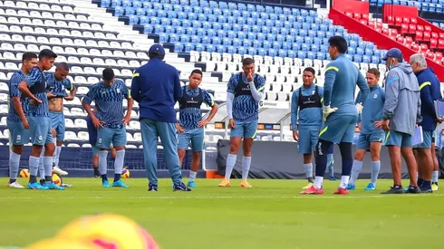 Alianza Lima antes de empezar su entrenamiento de este jueves 17 de marzo. (Foto: Twitter de Alianza Lima)