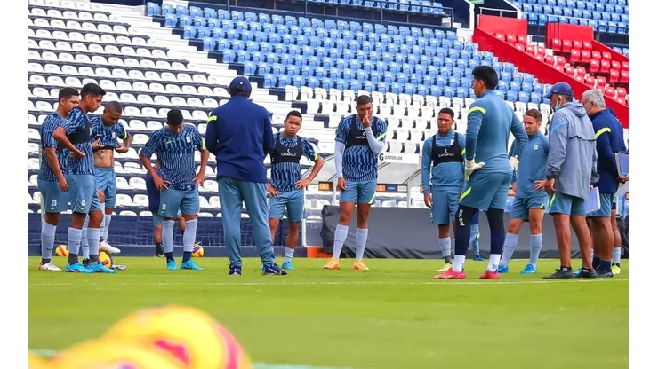 Alianza Lima antes de empezar su entrenamiento de este jueves 17 de marzo. (Foto: Twitter de Alianza Lima)