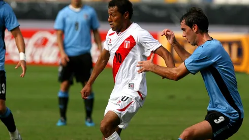 Roberto Palacios enfrentando a Uruguay en Lima. (Foto: Getty Images)