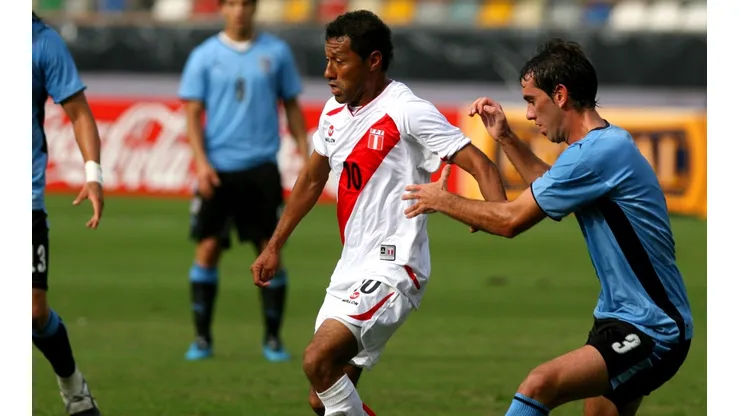 Roberto Palacios enfrentando a Uruguay en Lima. (Foto: Getty Images)