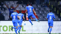 Hinchas de Cruz Azul idolatran a Luis Abram tras victoria y nuevo golazo